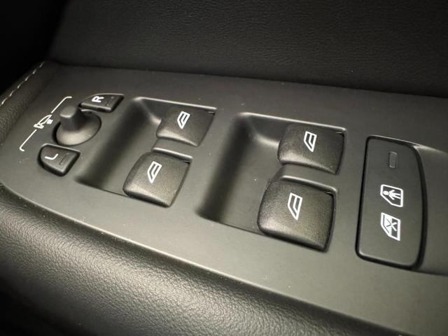 後部座席でお子様がドアや窓を開けないよう、チャイルドロックを装備。