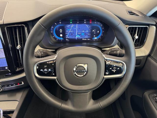 先進の機能『レーンキープアダプティブクルーズコントロール』も標準搭載。長距離の高速移動から渋滞時の低速走行時まで、手元のボタン操作ひとつで先行車両を自動追尾。安全・快適にお過ごしいただけます。