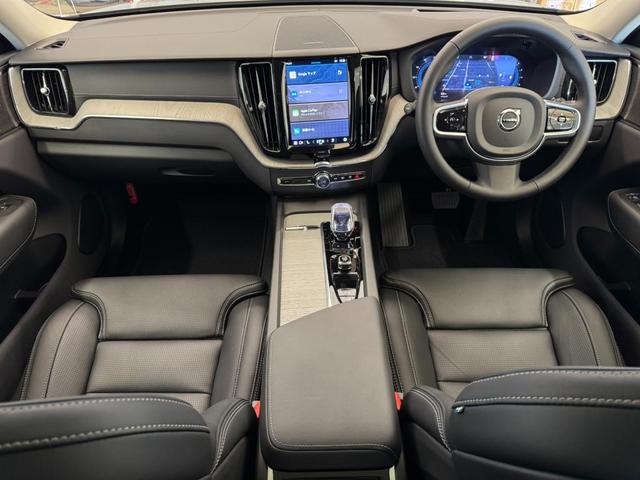 電動式を採用したフロントシートはサポート性に優れる立体的な造形で、４ウェイの電動ランバーサポートや電動クッション・エクステンションをはじめとする各部の調整機構を備えています。