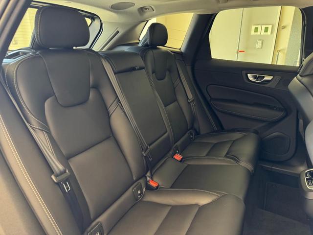 整形外科医の監修を受けて作られるボルボのシート。縦方向に長くとられた座面が膝裏をしっかりとサポートし、長距離ドライブでも疲労による姿勢のくずれ、体勢移動をおこさせることはありません。