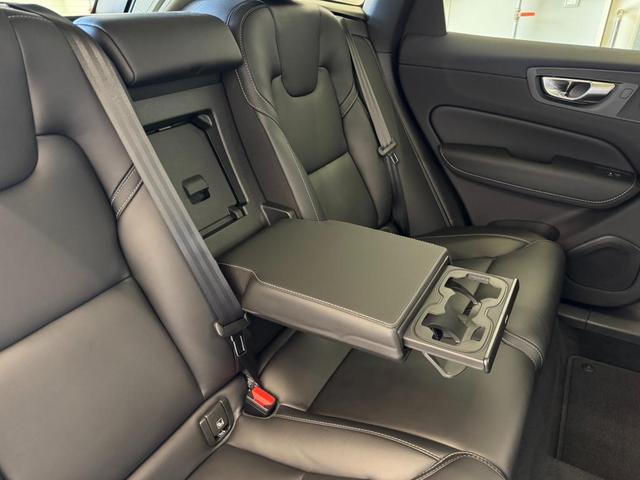 リアアームレスト部分にドリンクホルダーを備えており、快適におくつろぎ頂けます。