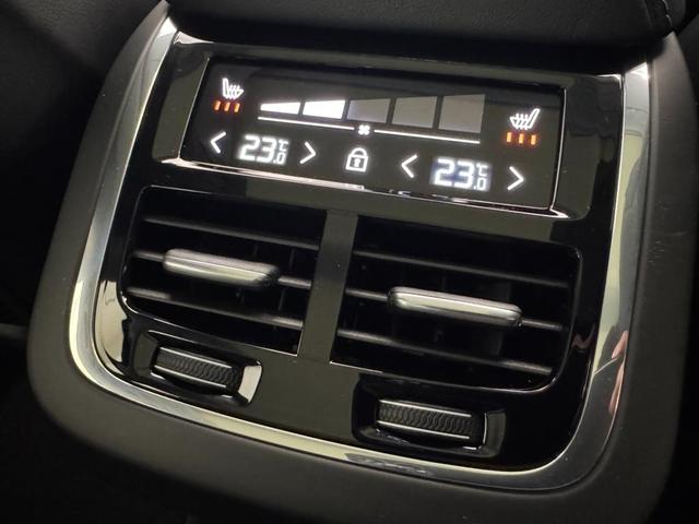 後席にもエアコンとシートヒーターを装備。快適なドライブをお楽しみいただけます。