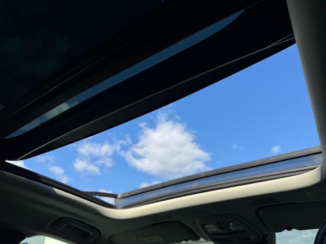 サンルーフはガラスを開けることもできます。