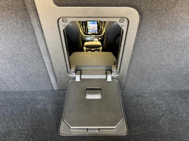 リアシートを倒すことなく釣り竿やスキー板を搭載することができます。