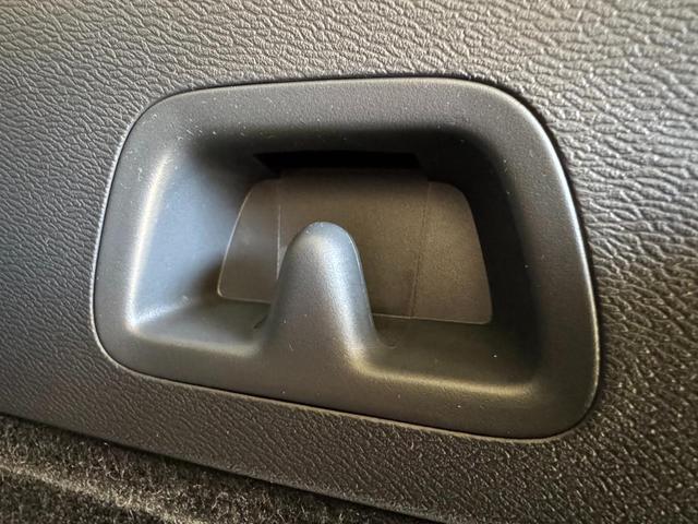 荷物用フックがございます。振動で荷物が不用意に動く事を防ぎ、運転に集中頂けます。