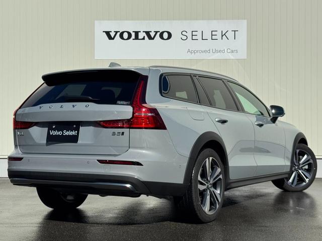 Ｖ６０ クロスカントリー　ウルトラ　Ｂ５　ＡＷＤ　インテリセーフ標準　ファインナッパレザーシート　マッサージ　ハーマンカードンプレミアムオーディオ　Ｇｏｏｇｌｅナビ　３６０°カメラ　ワイヤレススマートフォンチャージ　ＥＴＣ　パワーテールゲート（4枚目）