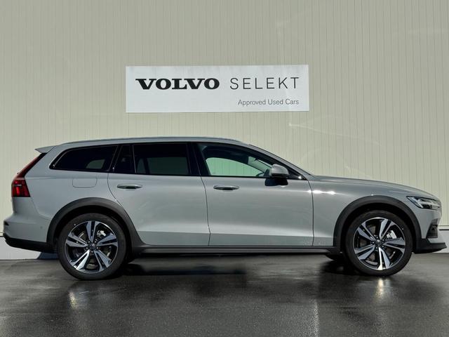 Ｖ６０ クロスカントリー　ウルトラ　Ｂ５　ＡＷＤ　インテリセーフ標準　ファインナッパレザーシート　マッサージ　ハーマンカードンプレミアムオーディオ　Ｇｏｏｇｌｅナビ　３６０°カメラ　ワイヤレススマートフォンチャージ　ＥＴＣ　パワーテールゲート（5枚目）