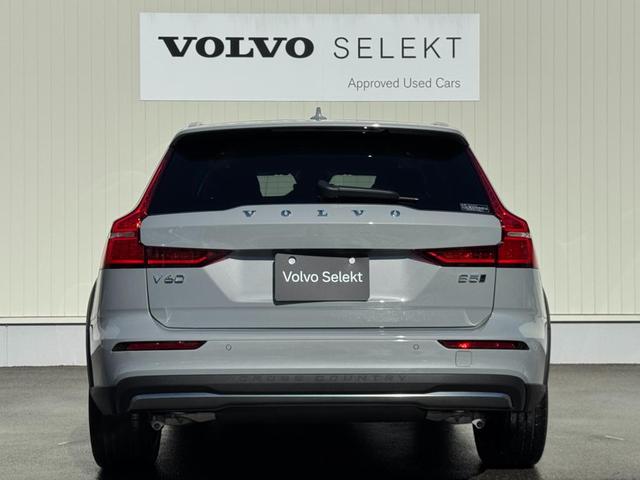 Ｖ６０ クロスカントリー　ウルトラ　Ｂ５　ＡＷＤ　インテリセーフ標準　ファインナッパレザーシート　マッサージ　ハーマンカードンプレミアムオーディオ　Ｇｏｏｇｌｅナビ　３６０°カメラ　ワイヤレススマートフォンチャージ　ＥＴＣ　パワーテールゲート（8枚目）