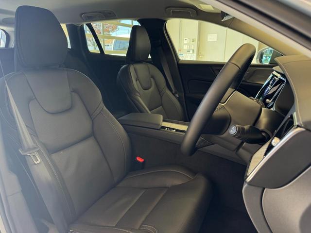 Ｖ６０ クロスカントリー　ウルトラ　Ｂ５　ＡＷＤ　インテリセーフ標準　ファインナッパレザーシート　マッサージ　ハーマンカードンプレミアムオーディオ　Ｇｏｏｇｌｅナビ　３６０°カメラ　ワイヤレススマートフォンチャージ　ＥＴＣ　パワーテールゲート（13枚目）