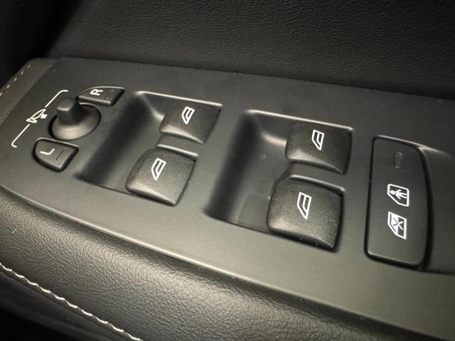 Ｖ６０ クロスカントリー　ウルトラ　Ｂ５　ＡＷＤ　インテリセーフ標準　ファインナッパレザーシート　マッサージ　ハーマンカードンプレミアムオーディオ　Ｇｏｏｇｌｅナビ　３６０°カメラ　ワイヤレススマートフォンチャージ　ＥＴＣ　パワーテールゲート（32枚目）