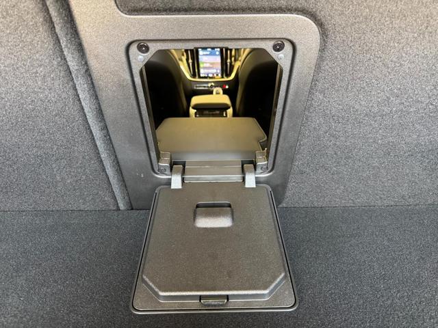 Ｖ６０ クロスカントリー　ウルトラ　Ｂ５　ＡＷＤ　インテリセーフ標準　ファインナッパレザーシート　マッサージ　ハーマンカードンプレミアムオーディオ　Ｇｏｏｇｌｅナビ　３６０°カメラ　ワイヤレススマートフォンチャージ　ＥＴＣ　パワーテールゲート（44枚目）