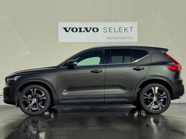 ＸＣ４０ Ｔ４　ＡＷＤ　インスクリプション　インテリセーフ標準　電動シート　レザーシート　シートヒーター　ハーマンカードンプレミアムオーディオ　センサスナビ　３６０°カメラ　ワイヤレススマートフォンチャージ　ダストボックス　ＥＴＣ　サンルーフ（2枚目）