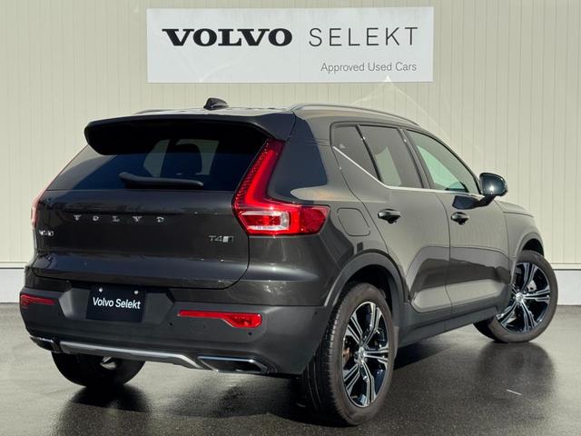 ＸＣ４０ Ｔ４　ＡＷＤ　インスクリプション　インテリセーフ標準　電動シート　レザーシート　シートヒーター　ハーマンカードンプレミアムオーディオ　センサスナビ　３６０°カメラ　ワイヤレススマートフォンチャージ　ダストボックス　ＥＴＣ　サンルーフ（4枚目）