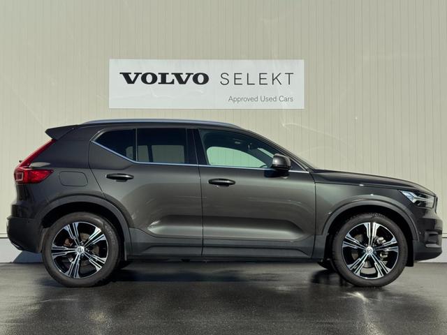 ＸＣ４０ Ｔ４　ＡＷＤ　インスクリプション　インテリセーフ標準　電動シート　レザーシート　シートヒーター　ハーマンカードンプレミアムオーディオ　センサスナビ　３６０°カメラ　ワイヤレススマートフォンチャージ　ダストボックス　ＥＴＣ　サンルーフ（5枚目）