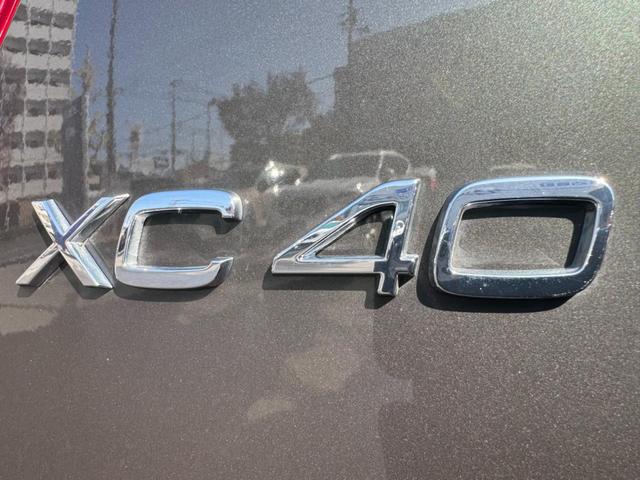 ＸＣ４０ Ｔ４　ＡＷＤ　インスクリプション　インテリセーフ標準　電動シート　レザーシート　シートヒーター　ハーマンカードンプレミアムオーディオ　センサスナビ　３６０°カメラ　ワイヤレススマートフォンチャージ　ダストボックス　ＥＴＣ　サンルーフ（9枚目）