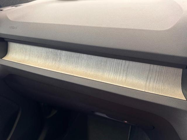 ＸＣ４０ Ｔ４　ＡＷＤ　インスクリプション　インテリセーフ標準　電動シート　レザーシート　シートヒーター　ハーマンカードンプレミアムオーディオ　センサスナビ　３６０°カメラ　ワイヤレススマートフォンチャージ　ダストボックス　ＥＴＣ　サンルーフ（17枚目）