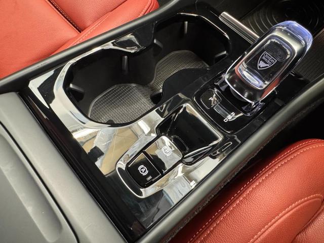 ＸＣ４０ Ｔ４　ＡＷＤ　インスクリプション　インテリセーフ標準　電動シート　レザーシート　シートヒーター　ハーマンカードンプレミアムオーディオ　センサスナビ　３６０°カメラ　ワイヤレススマートフォンチャージ　ダストボックス　ＥＴＣ　サンルーフ（27枚目）