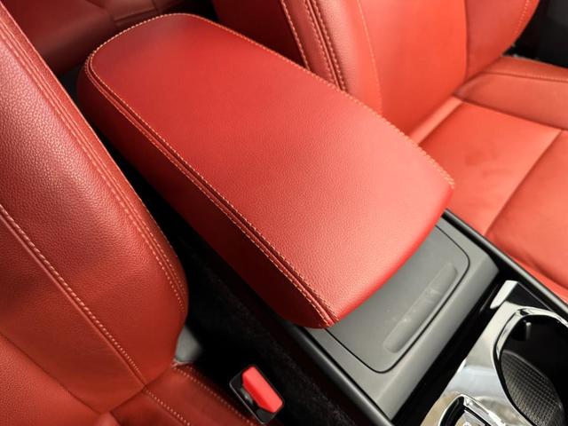 ＸＣ４０ Ｔ４　ＡＷＤ　インスクリプション　インテリセーフ標準　電動シート　レザーシート　シートヒーター　ハーマンカードンプレミアムオーディオ　センサスナビ　３６０°カメラ　ワイヤレススマートフォンチャージ　ダストボックス　ＥＴＣ　サンルーフ（28枚目）