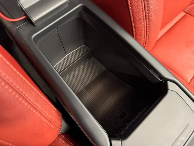 ＸＣ４０ Ｔ４　ＡＷＤ　インスクリプション　インテリセーフ標準　電動シート　レザーシート　シートヒーター　ハーマンカードンプレミアムオーディオ　センサスナビ　３６０°カメラ　ワイヤレススマートフォンチャージ　ダストボックス　ＥＴＣ　サンルーフ（29枚目）