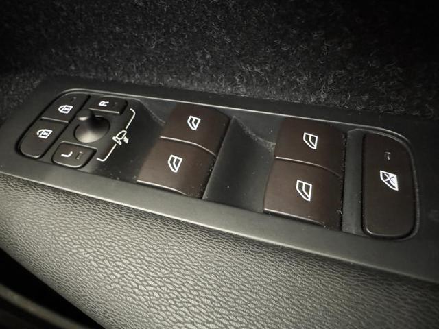 ＸＣ４０ Ｔ４　ＡＷＤ　インスクリプション　インテリセーフ標準　電動シート　レザーシート　シートヒーター　ハーマンカードンプレミアムオーディオ　センサスナビ　３６０°カメラ　ワイヤレススマートフォンチャージ　ダストボックス　ＥＴＣ　サンルーフ（31枚目）