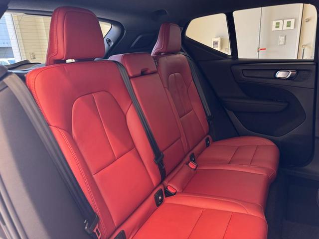 ＸＣ４０ Ｔ４　ＡＷＤ　インスクリプション　インテリセーフ標準　電動シート　レザーシート　シートヒーター　ハーマンカードンプレミアムオーディオ　センサスナビ　３６０°カメラ　ワイヤレススマートフォンチャージ　ダストボックス　ＥＴＣ　サンルーフ（35枚目）