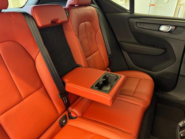 ＸＣ４０ Ｔ４　ＡＷＤ　インスクリプション　インテリセーフ標準　電動シート　レザーシート　シートヒーター　ハーマンカードンプレミアムオーディオ　センサスナビ　３６０°カメラ　ワイヤレススマートフォンチャージ　ダストボックス　ＥＴＣ　サンルーフ（36枚目）