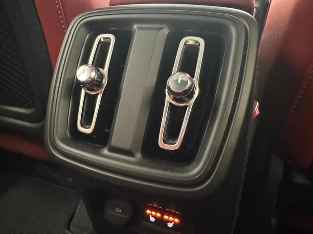 ＸＣ４０ Ｔ４　ＡＷＤ　インスクリプション　インテリセーフ標準　電動シート　レザーシート　シートヒーター　ハーマンカードンプレミアムオーディオ　センサスナビ　３６０°カメラ　ワイヤレススマートフォンチャージ　ダストボックス　ＥＴＣ　サンルーフ（37枚目）