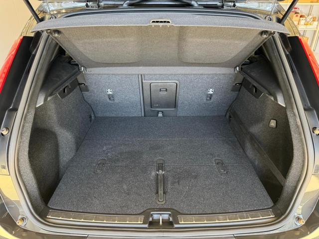 ＸＣ４０ Ｔ４　ＡＷＤ　インスクリプション　インテリセーフ標準　電動シート　レザーシート　シートヒーター　ハーマンカードンプレミアムオーディオ　センサスナビ　３６０°カメラ　ワイヤレススマートフォンチャージ　ダストボックス　ＥＴＣ　サンルーフ（42枚目）