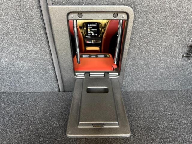 ＸＣ４０ Ｔ４　ＡＷＤ　インスクリプション　インテリセーフ標準　電動シート　レザーシート　シートヒーター　ハーマンカードンプレミアムオーディオ　センサスナビ　３６０°カメラ　ワイヤレススマートフォンチャージ　ダストボックス　ＥＴＣ　サンルーフ（44枚目）