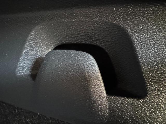 ＸＣ４０ Ｔ４　ＡＷＤ　インスクリプション　インテリセーフ標準　電動シート　レザーシート　シートヒーター　ハーマンカードンプレミアムオーディオ　センサスナビ　３６０°カメラ　ワイヤレススマートフォンチャージ　ダストボックス　ＥＴＣ　サンルーフ（48枚目）