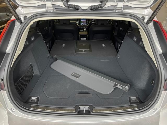 V60 ウルトラ T6 AWD プラグインハイブリッド インテリセーフ標準 ファインナッパレザーシート シートヒーター ベンチレーション ハーマンカードンプレミアムオーディオ Googleナビ 360°カメラ ETC サンルーフ パワーテールゲート(46枚目)