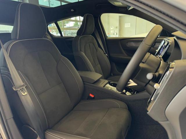 Ｃ４０リチャージ リチャージ　アルティメットシングルモーター　インテリセーフ標準　電動シート　シートヒーター　ステアリングホイールヒーター　ハーマンカードンプレミアムオーディオ　Ｇｏｏｇｌｅナビ　３６０°カメラ　ダストボックス　ガラスルーフ　パワーテールゲート（12枚目）