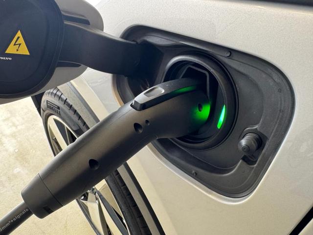 Ｃ４０リチャージ リチャージ　アルティメットシングルモーター　インテリセーフ標準　電動シート　シートヒーター　ステアリングホイールヒーター　ハーマンカードンプレミアムオーディオ　Ｇｏｏｇｌｅナビ　３６０°カメラ　ダストボックス　ガラスルーフ　パワーテールゲート（49枚目）