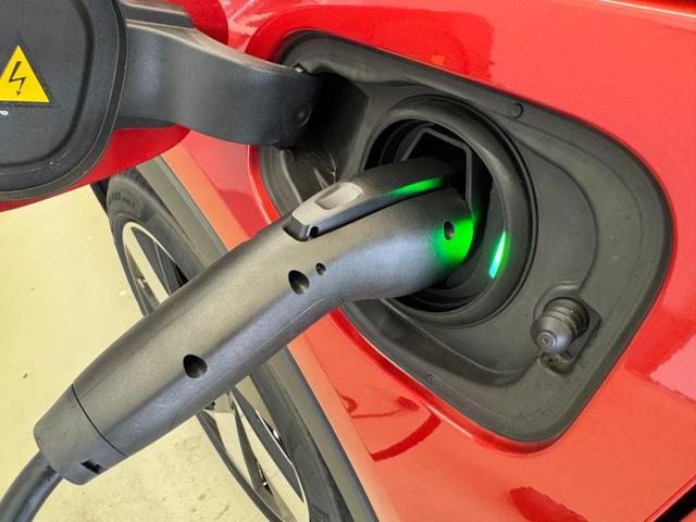 Ｃ４０リチャージ リチャージ　アルティメットシングルモーター　インテリセーフ標準　電動シート　シートヒーター　ステアリングホイールヒーター　ハーマンカードンプレミアムオーディオ　Ｇｏｏｇｌｅナビ　３６０°カメラ　ダストボックス　ガラスルーフ　パワーテールゲート（50枚目）