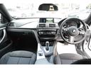 華美な装飾を廃し、運転のしやすさを追求したダッシュボード、インパネの造り。ストイックなまでの機能美に装飾はパネルでのワンポイント。真の高級が何たるかを如実に物語っています。