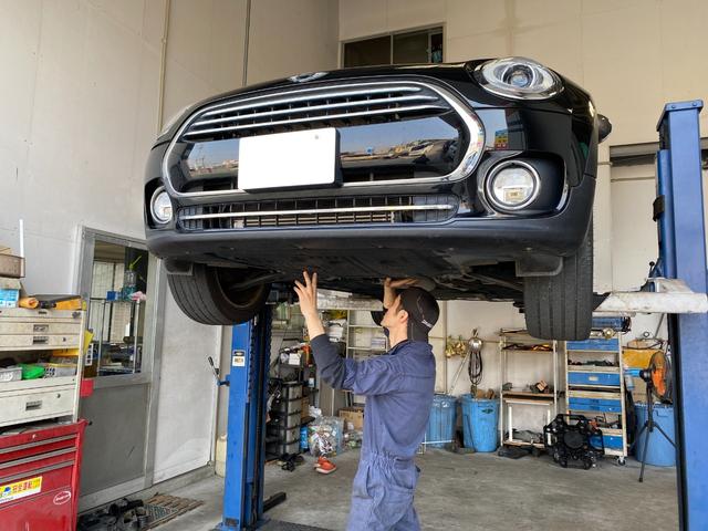 ワン R56後期モデル プッシュスタート 後期ビックバンパー 後期テールライト MINI新品エンブレム 本革ステアリング ETC 後期クーパ―用純正15インチホイール 事故歴無し 禁煙車 正規ディーラー車(3枚目)