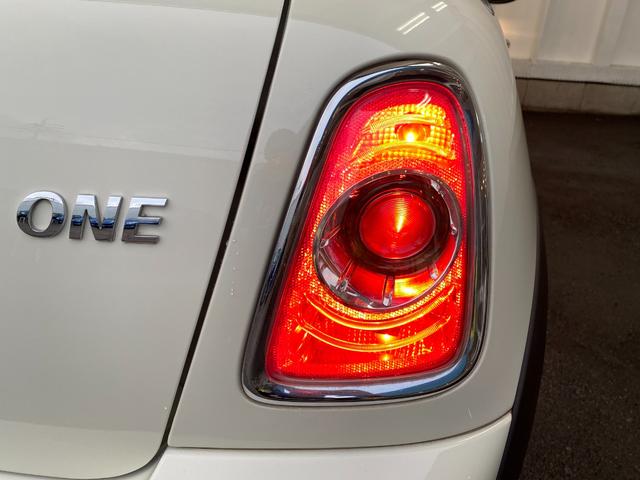 ワン R56後期モデル プッシュスタート 後期ビックバンパー 後期テールライト MINI新品エンブレム 本革ステアリング ETC 後期クーパ―用純正15インチホイール 事故歴無し 禁煙車 正規ディーラー車(27枚目)