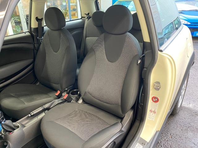 ワン R56後期モデル プッシュスタート 後期ビックバンパー 後期テールライト MINI新品エンブレム 本革ステアリング ETC 後期クーパ―用純正15インチホイール 事故歴無し 禁煙車 正規ディーラー車(35枚目)