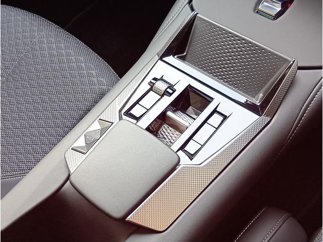 �E�V�t�g�Z���N�^�[�F�w��ő���\�ȃV�t�g�Z���N�^�[�B�����r���v�ɂ��g�����x�ȋZ�@�u�N���E�h�E�p���v�����͂ɒ����Ă��܂��B