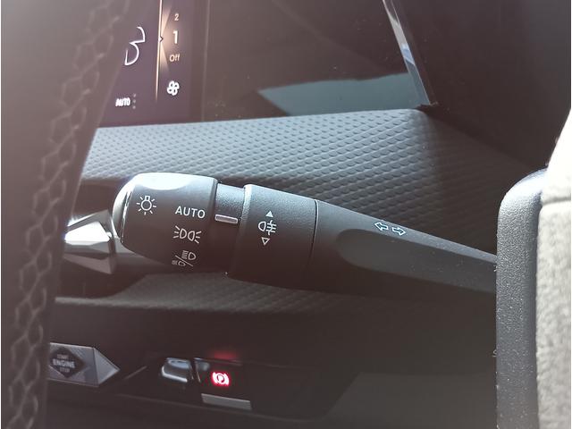 �E�E�B���J�[���o�[�F�n���h�������ɑ������ꂽ�E�B���J�[�ł́A�I�[�g���C�g�Ȃǂ̑��삪�\�B��[�̃{�^�����������ƂŁA�^�]�ȃ��j�^�[��ݒ肵�����Ԃɐ؂�ւ��邱�Ƃ��\�ł��B