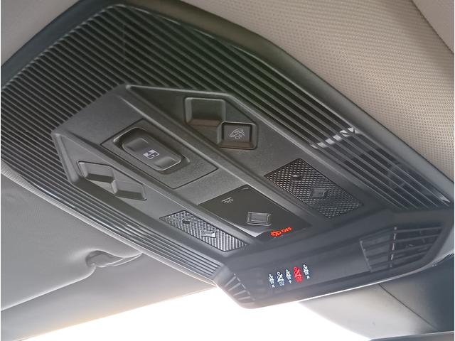 �E���[�����C�g�F���[�����C�g�̓^�b�`�łn�m�Ƃn�e�e�̐؂�ւ����\�B�܂��A�V�[�g�x���g�̒��p�󋵂��m�F�\�ȕ\���t���B