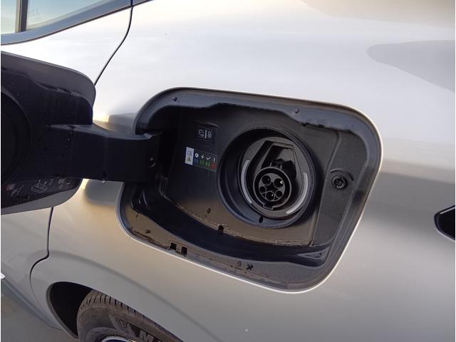 �E�[�d���F�ԗ��̍�����ɕ��ʏ[�d�̏[�d���𑕔��B�[�d���Ƀ����v���_�����A�[�d�󋵂�������d�g�݂ɂȂ��Ă��܂��B