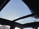 ・サンルーフ:開閉可能なサンルーフ。シェードも装備しており、日差しが気になるときは、光を防ぎます。