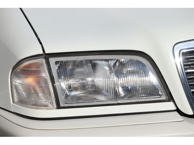 Cクラスステーションワゴン C200ステーションワゴン ネオクラシック・正規ディーラー車・ディーラーユーザー使用歴車・専用ファブリックシート・15インチAW・社外オーディオ・オートAC・トノカバー・スペアキー・カーボン調パネル・ネオクラモデル・スペアタイヤ(6枚目)