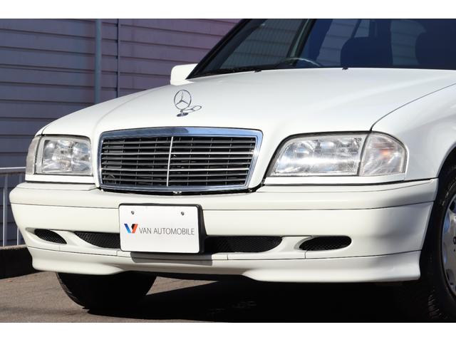 Cクラスステーションワゴン C200ステーションワゴン ネオクラシック・正規ディーラー車・ディーラーユーザー使用歴車・専用ファブリックシート・15インチAW・社外オーディオ・オートAC・トノカバー・スペアキー・カーボン調パネル・ネオクラモデル・スペアタイヤ(11枚目)