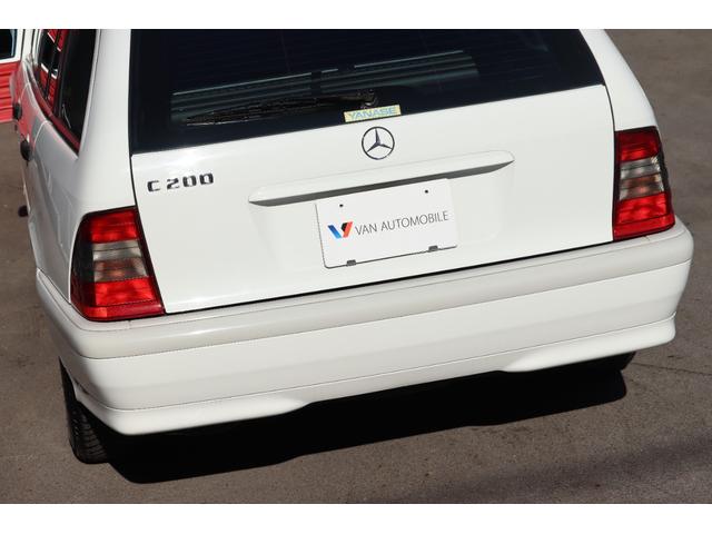 Cクラスステーションワゴン C200ステーションワゴン ネオクラシック・正規ディーラー車・ディーラーユーザー使用歴車・専用ファブリックシート・15インチAW・社外オーディオ・オートAC・トノカバー・スペアキー・カーボン調パネル・ネオクラモデル・スペアタイヤ(14枚目)