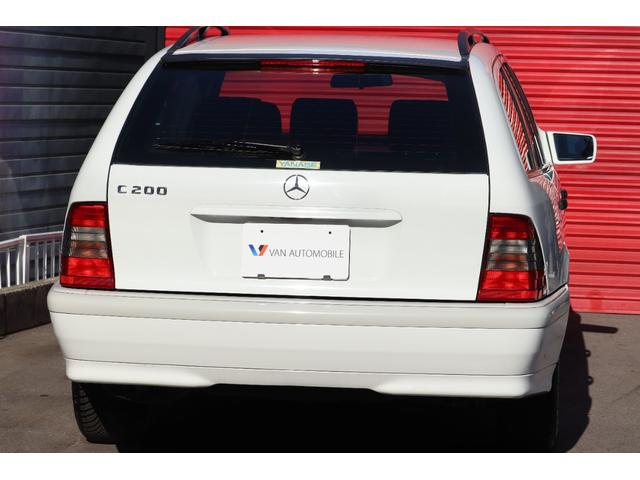 Cクラスステーションワゴン C200ステーションワゴン ネオクラシック・正規ディーラー車・ディーラーユーザー使用歴車・専用ファブリックシート・15インチAW・社外オーディオ・オートAC・トノカバー・スペアキー・カーボン調パネル・ネオクラモデル・スペアタイヤ(16枚目)