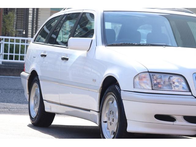 Cクラスステーションワゴン C200ステーションワゴン ネオクラシック・正規ディーラー車・ディーラーユーザー使用歴車・専用ファブリックシート・15インチAW・社外オーディオ・オートAC・トノカバー・スペアキー・カーボン調パネル・ネオクラモデル・スペアタイヤ(22枚目)