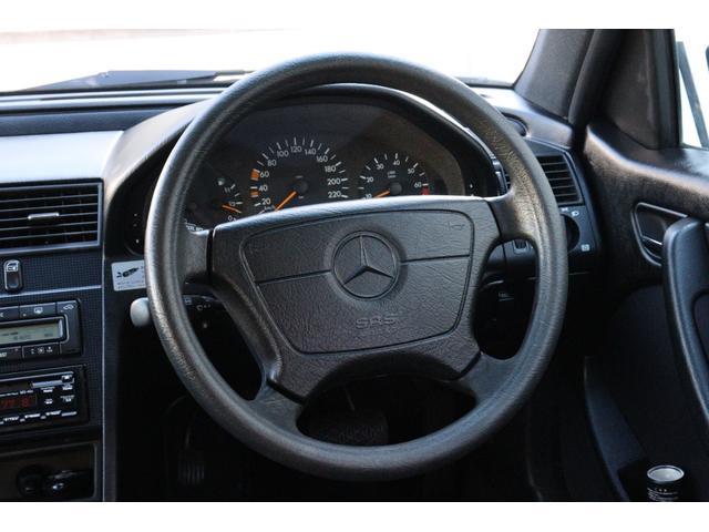 Cクラスステーションワゴン C200ステーションワゴン ネオクラシック・正規ディーラー車・ディーラーユーザー使用歴車・専用ファブリックシート・15インチAW・社外オーディオ・オートAC・トノカバー・スペアキー・カーボン調パネル・ネオクラモデル・スペアタイヤ(27枚目)