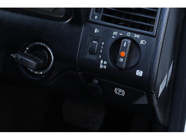 Cクラスステーションワゴン C200ステーションワゴン ネオクラシック・正規ディーラー車・ディーラーユーザー使用歴車・専用ファブリックシート・15インチAW・社外オーディオ・オートAC・トノカバー・スペアキー・カーボン調パネル・ネオクラモデル・スペアタイヤ(29枚目)